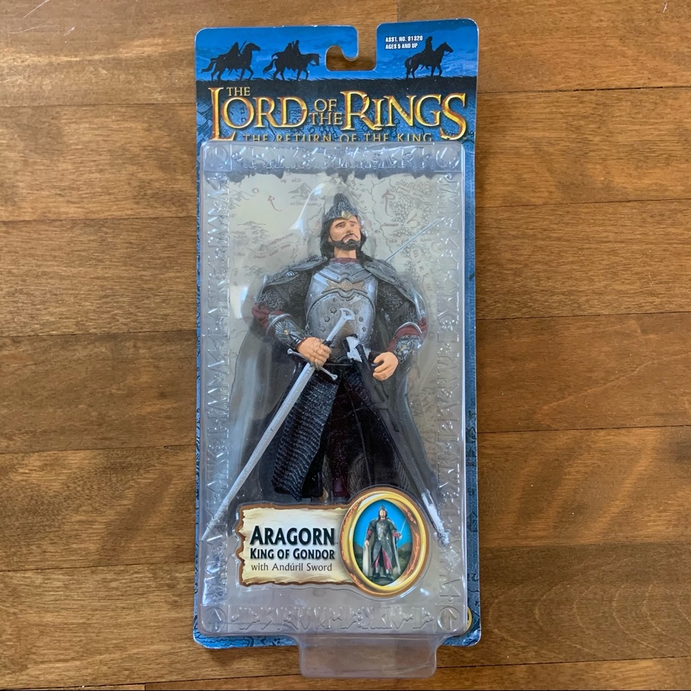 *NEW IN BOX* LOTR Aragorn King of Gondor with Anduril Sword